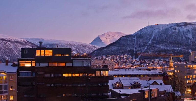 Tromso: Express Walk with a Local in 60 minutes - Visiting Tromso Landmarks: Domkirka and Arctic Cathedral