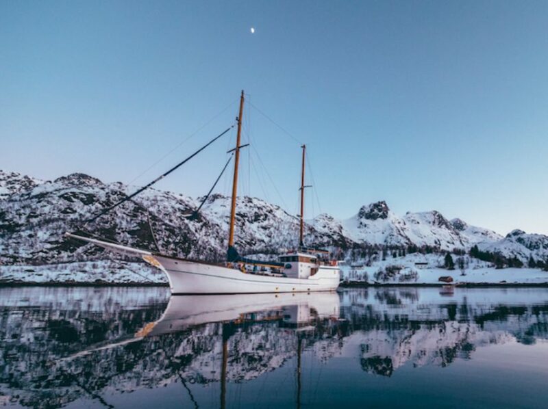 Tromso: Luxury Northern Lights Cruise with Hot Tub & Dinner - Gourmet Reindeer Stew and Warm Beverages