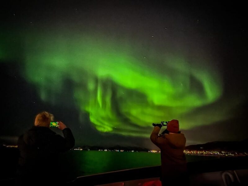 Tromso: Luxury Northern Lights Cruise with Hot Tub & Dinner - How to Find the Meeting Point and What to Bring