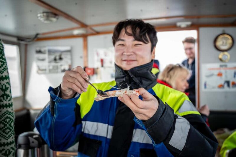 Tromsø: Nocturnal cod fishing with meal. - Warm local meal and onboard comforts