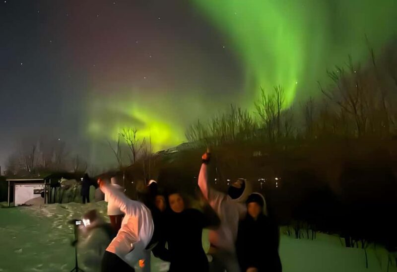 Tromsø: Northern Lights Bus Tour with Free Photography - Guides and Customer Service