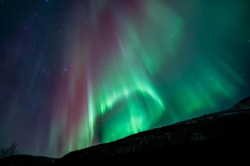 Tromsø: Northern Lights in a minibus with free photos and a warm meal! - Capturing the Aurora: Guided Photography and Free Photos