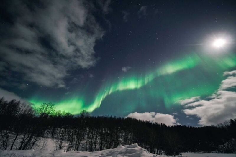 Tromsø: Northern Lights Pioneer Tour with Photos Included - The Experience of a Typical Night: From Cloud Cover to Dancing Aurora