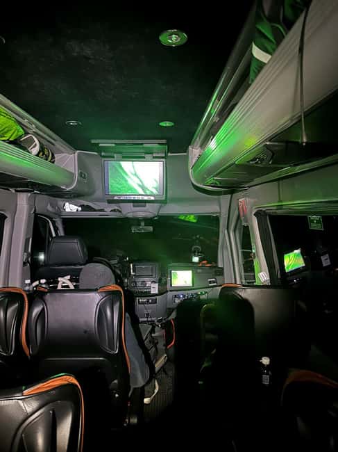 Tromsø: Northern Lights Tour with Photos, Hot Meal & Drinks - Campfire, Hot Food & Local Snacks