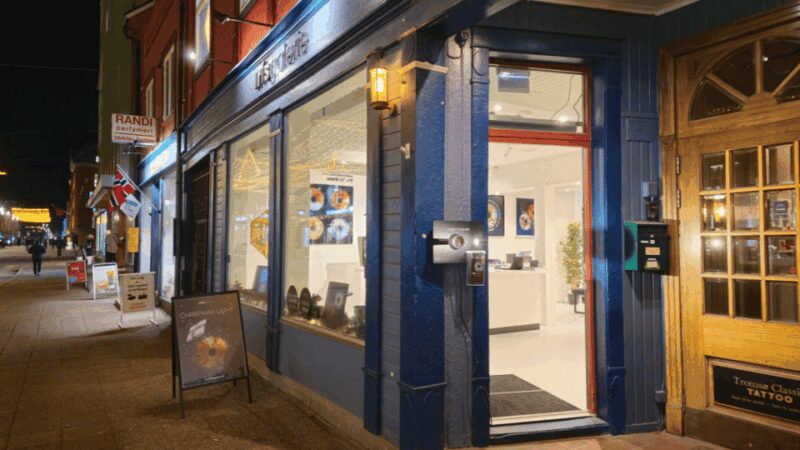 Tromsø: Reveal Your Eye Experience at the Iris Galerie - The Indoor Setting: Comfort and Flexibility