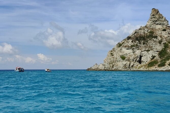 Tropea private boat tour - Exploring the Skeleton Cave of Grotta dello Scheletro