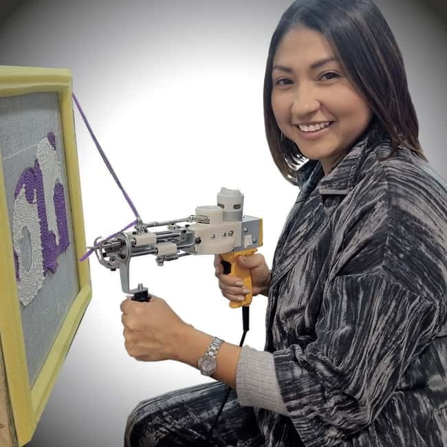 TUFTING: Learn how to make a rug during a fun class in Valencia. - Key Points