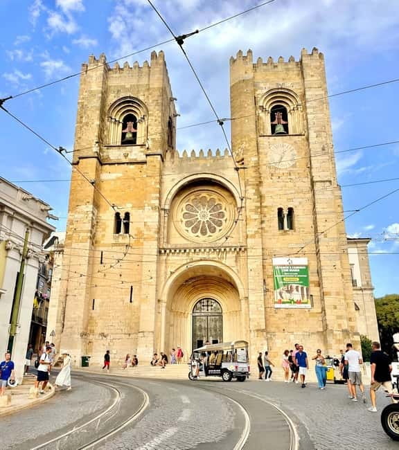 Tuk-Tuk sightseeing in lisbon(Old town) - Key Points