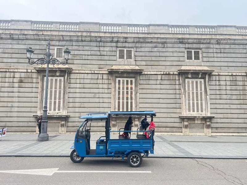 Tuktuk historical tour of Madrid 1 Hr in a fun and original way - Key Points