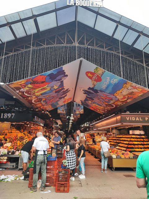 Tur Barcelona în Român - Discovering the Gothic Quarter and Its Hidden Charms