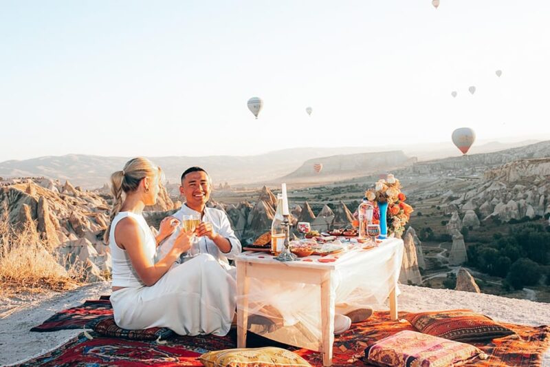 Turkish breakfast under balloons - Key Points