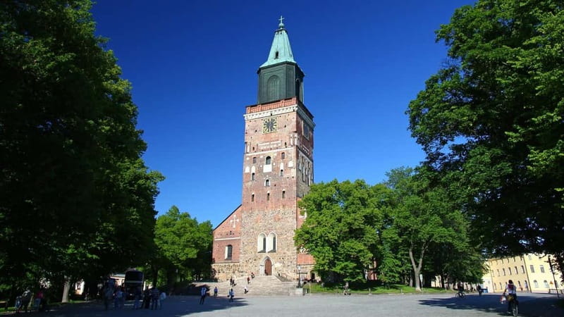 Turku: Express Walk with a Local in 60 minutes - Discovering Old Great Square and Medieval Heritage
