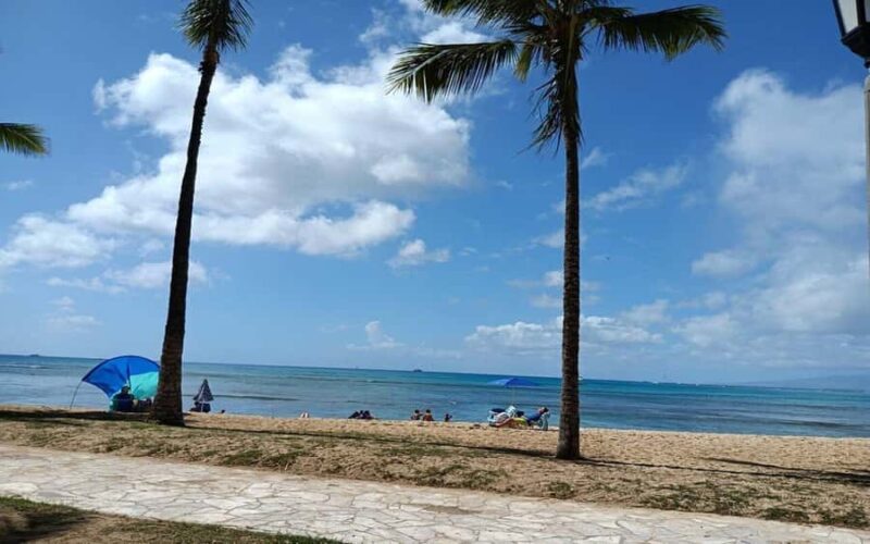 Uluniu Ave: Waikiki Scoot Coupe Rental, Downtown & Kaka'ako - Key Points