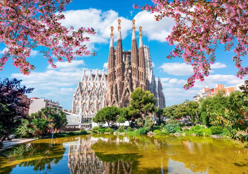 Uncover Sagrada Familia: Gaudís Designs and Museum Exhibits - Who Will Appreciate This Tour Most?
