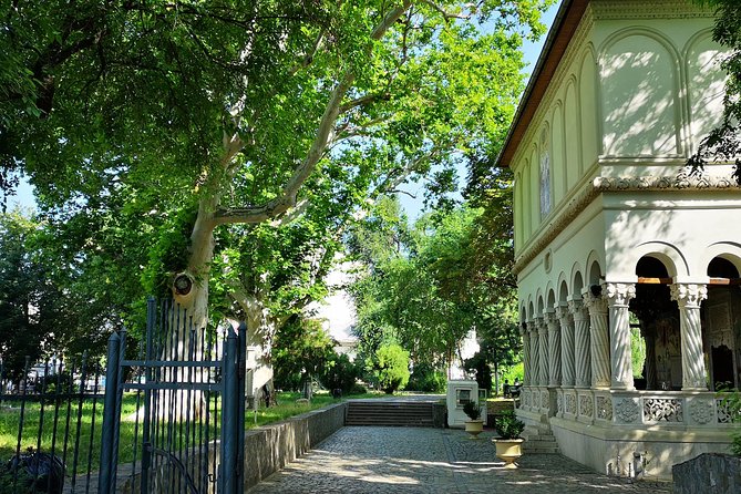 Unhealthy Food Tour of Bucharest  4 hours - Exploring Obor Market: One of Romania’s Oldest Markets