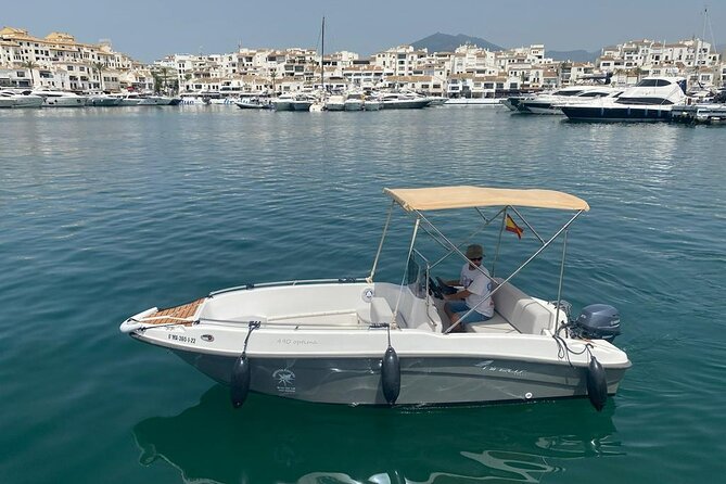Unlicensed boat rental in Puerto Banús, Marbella. - The Boat: Spacious, Modern, and Fully Equipped