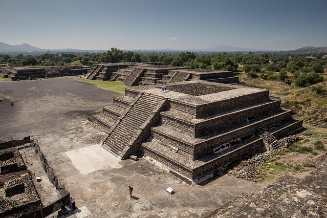 Unlock Teotihuacan Pyramids: Private Tour & Delicious Local Lunch - Visiting the Pyramid of the Sun and the Moon in Detail