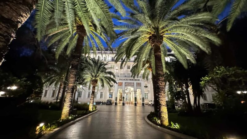 Urban City Photography Tour with Professional Photographer - Key Points