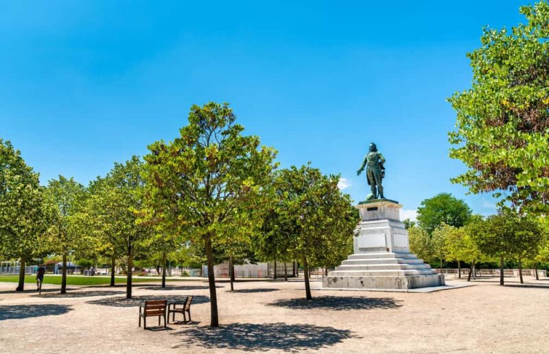 Valence: Express Walk with a Local in 60 minutes - Explore Valence in Just 60 Minutes with a Local Guide