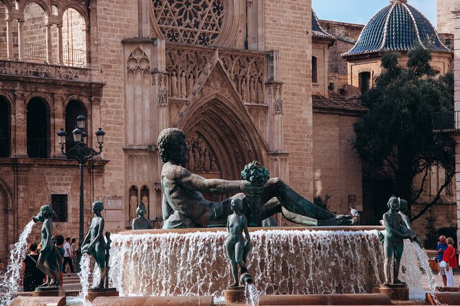 Valencia al completo en Bicicleta - Starting at the Serranos Towers: A Historic Gateway