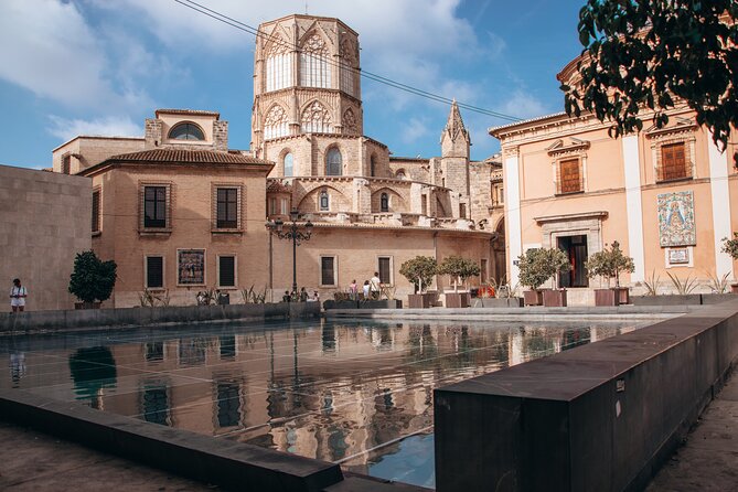 Valencia al completo en Bicicleta - Visiting the City of Arts and Sciences: Valencia’s Modern Marvel
