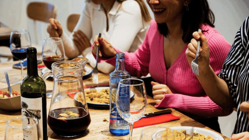 Valencia: Cook and dine on your paella, at 7pm - Key Points