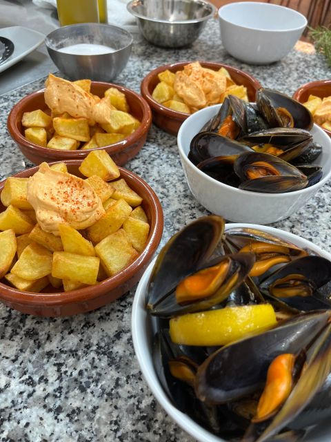 Valencia: Evening Guided Paella Workshop, Tapas, and Drinks - The Atmosphere and Guides Personalities