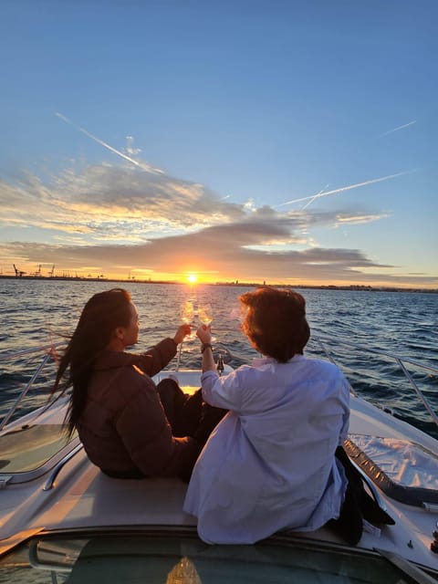 Valencia: Exclusive Sunset Cruise with Drink - Key Points