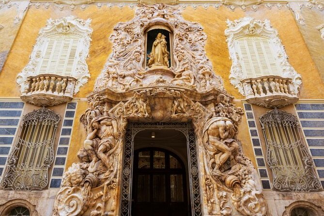 Valencia Exploration Game and City Tour on your Phone - The Heart of Valencia: Plaza de la Virgen