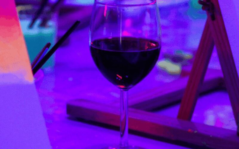 Valencia: Fluorescent painting workshop and wine - Discover the Vibrant World of Fluorescent Art in Valencia