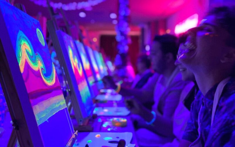 Valencia: Fluorescent painting workshop and wine - The Experience for Different Groups