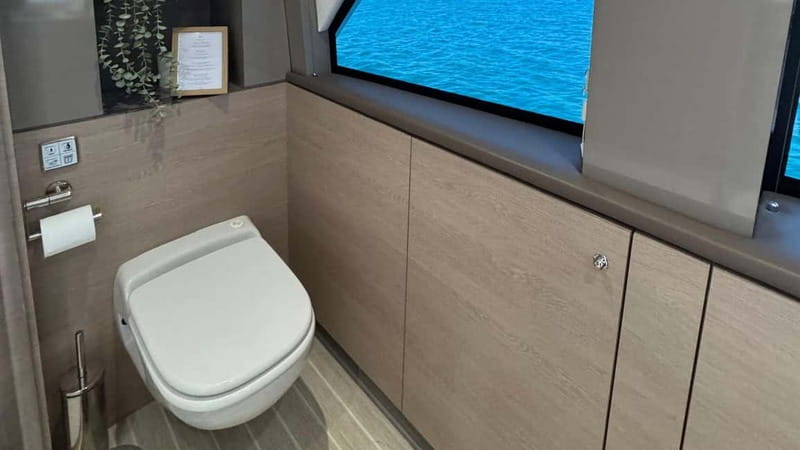 Valencia: Luxury boat ride with captain, drinks, and private bathroom - The Meeting Point at Aloha Beach Bar