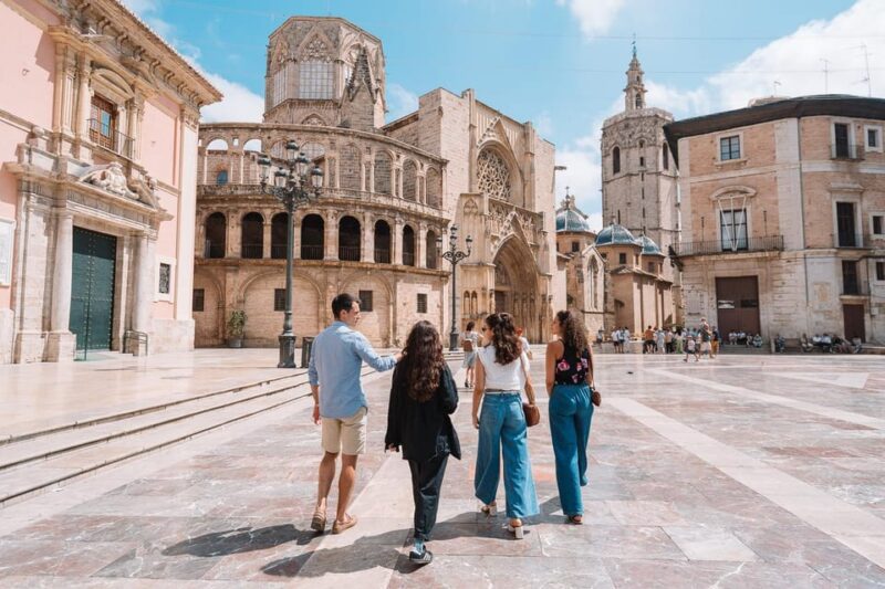 Valencia: Morning Food Tour with Central Market Visit - Tasting in a Local Bar: The Iconic Esmorzaret