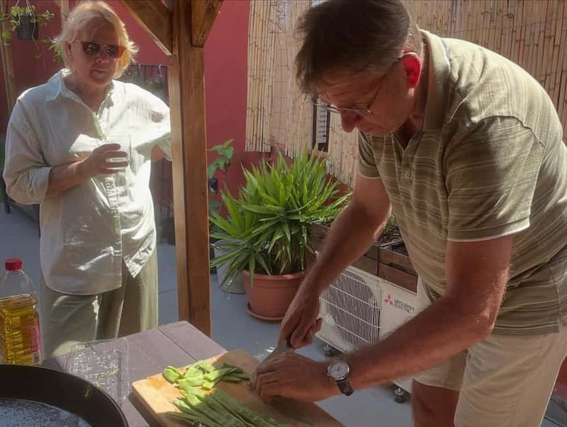 Valencia: Paella Cooking Class with Tapas and Drinks - The Guides Approach and Atmosphere