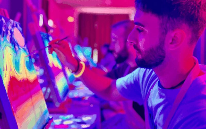 Valencia: Pinta un cuadro fluorescente y bebe vino - Key Points