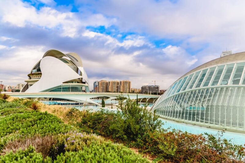Valencia: Private Brunch Tour with Basic Spanish Learning - Discovering Valencia’s Landmarks on Foot