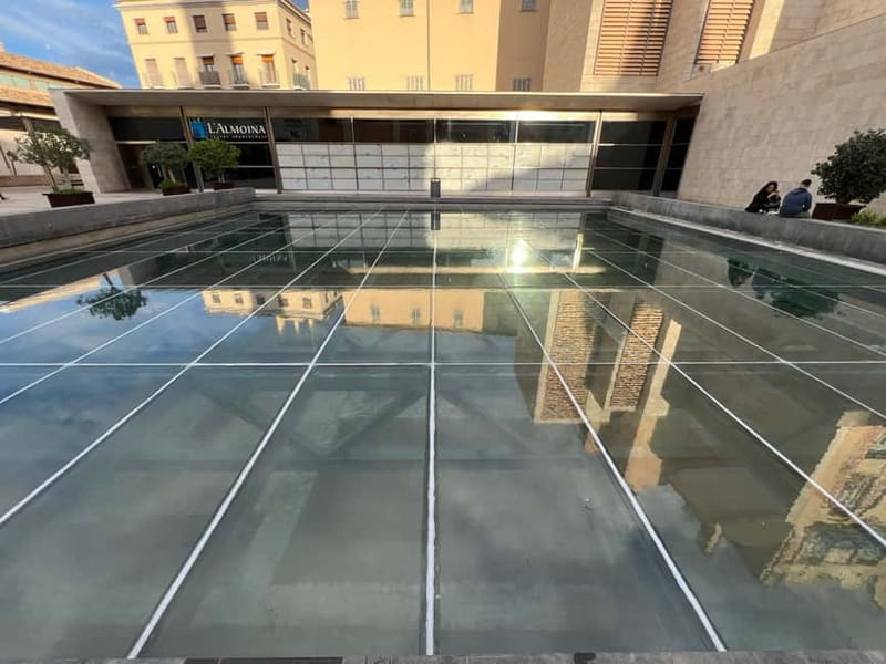 Valencia: Roman Heritage tour with Tapas & Beer! - Visiting the Torres de Serranos and Surrounding Sights