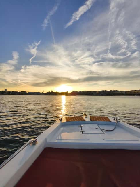 Valencia: Romantic Boat Experience for Couples - Watching the Sunset Over Valencia’s Iconic Buildings