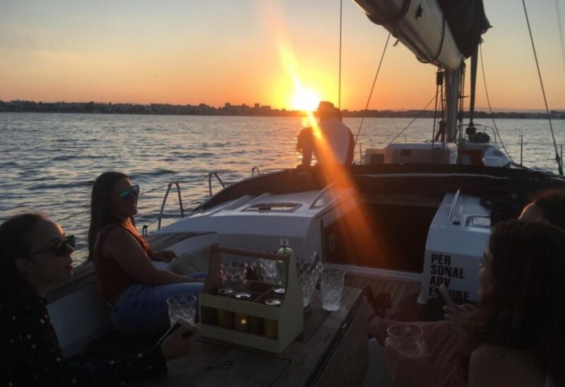 Valencia: Sunset trip in a boat with drinks included - Key Points