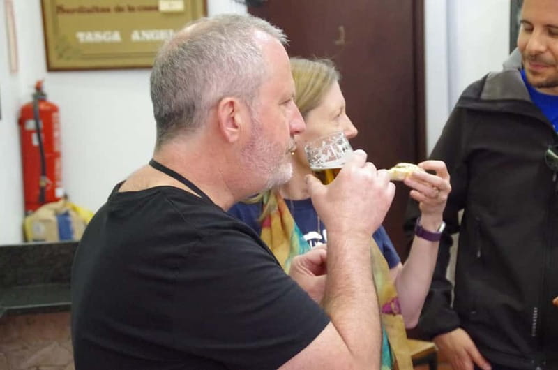 Valencia: Tapas and Sightseeing guided tour - Tasting Agua de Valencia in an Authentic Bar