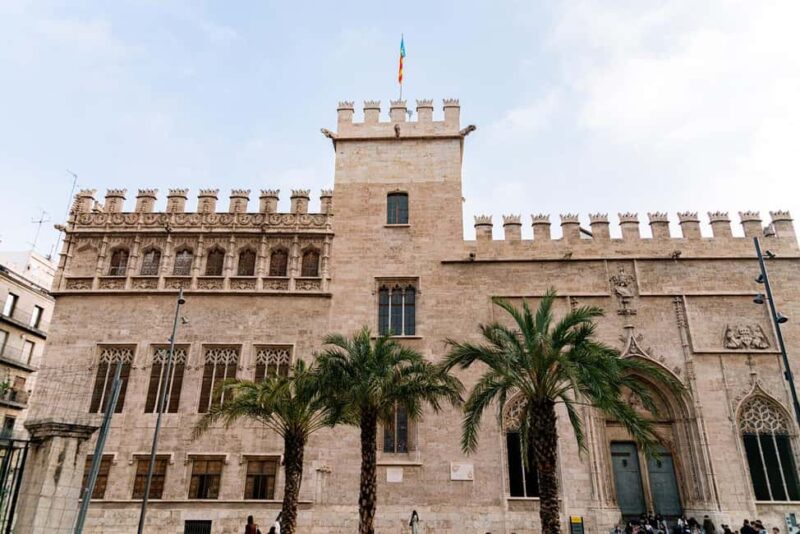 Valencia Tour "Between Vice and Virtue" - Guides and Personalities: Expertise and Language Options