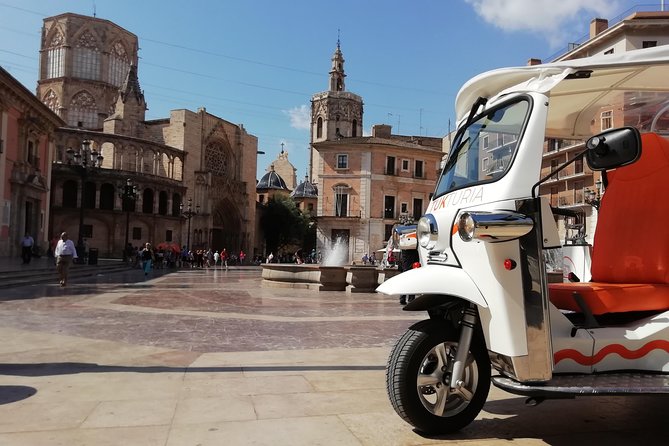 Valencia: Tuk Tuk Full Tour - Guide Expertise and Service Quality