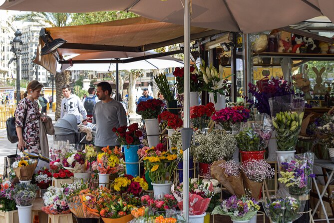 Valencia Walking Food Tour With Secret Food Tours - The Guide’s Expertise and Tour Atmosphere