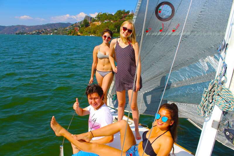Valle de Bravo: Sailboat Tour Over the Lake. - The Sailing Experience on a 24-Foot Boat