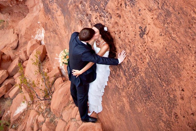 Valley of Fire Wedding by Private Limousine - Flowers, Champagne, and Personal Touches