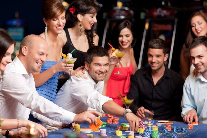 Vancouver Evening 4 Hours Tour with Night Life Attractions Private - Unique Attraction: The Hollow Tree and Other Stanley Park Landmarks