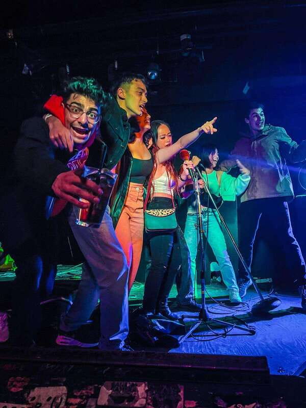 Vancouver: Gastown Pub Crawl - The Pros and Cons of the Gastown Pub Crawl