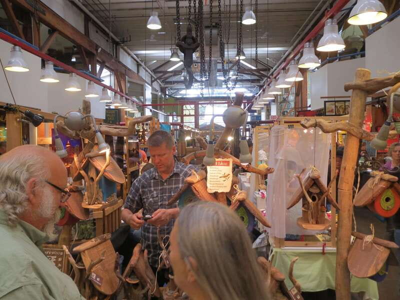 Vancouver The Grand City Tour - Indulge at La Casa Gelato, the World’s Largest Ice Cream Parlour