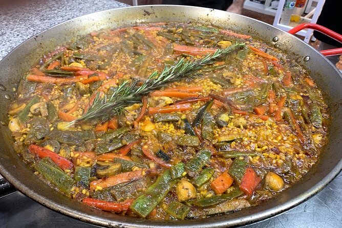 Vegetable Paella cooking class, tapas and Ruzafa market visit - Group Size and Guide Engagement