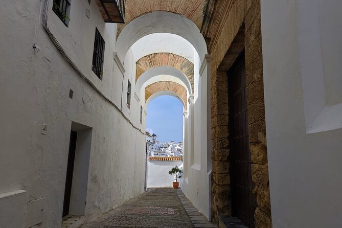 Vejer de la Frontera: The White Pearl of Andalusia Audio Guide - Visiting the Scenic Plaza de España